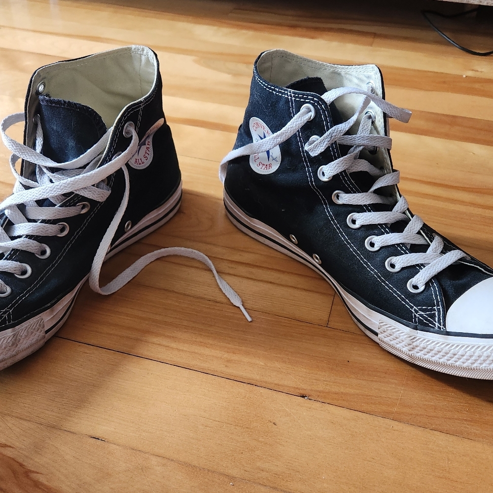 Black converse, size 9 for men or 11 for women - Picture 2 of 3